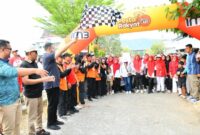 Wali Kota Padang Fadly Amran melepas Jalan Sehat Lihat Sampah Ambil (Jaselisa) KSB Kecamatan Padang Timur, Minggu (24/8/2025). (Foto: Prokopim Padang)