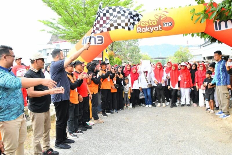 Wali Kota Padang Fadly Amran melepas Jalan Sehat Lihat Sampah Ambil (Jaselisa) KSB Kecamatan Padang Timur, Minggu (24/8/2025). (Foto: Prokopim Padang)