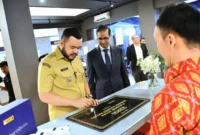 Wali Kota Padang Fadly Amran menandatangani prasasti peresmian Jotun Flagship Store Padang di Jalan Veteran No. 36 ABC, Selasa (19/8/2025). (Foto: Prokopim Padang)