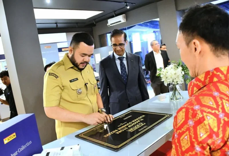 Wali Kota Padang Fadly Amran menandatangani prasasti peresmian Jotun Flagship Store Padang di Jalan Veteran No. 36 ABC, Selasa (19/8/2025). (Foto: Prokopim Padang)