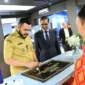 Wali Kota Padang Fadly Amran menandatangani prasasti peresmian Jotun Flagship Store Padang di Jalan Veteran No. 36 ABC, Selasa (19/8/2025). (Foto: Prokopim Padang)