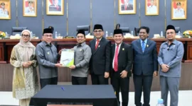 Pemko Padang bersama DPRD menyepakati rancangan KUA PPAS APBD Padang Tahun 2026, Jumat (15/8/2025). (Foto: Prokopim Padang)