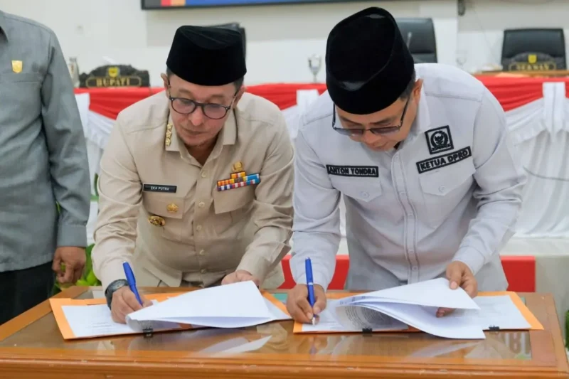 DPRD dan Pemkab Tanah Datar sepakati KUA PPAS Perubahan 2025, Kamis (14/8/2025). (Foto: Prokopim Tanah Datar)