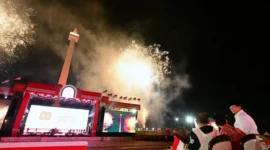 Presiden Prabowo Subianto menyaksikan “Karnaval Bersatu” di Monas, Jakarta, Minggu malam (17/8/2025). (Foto: BPMI Setpres)
