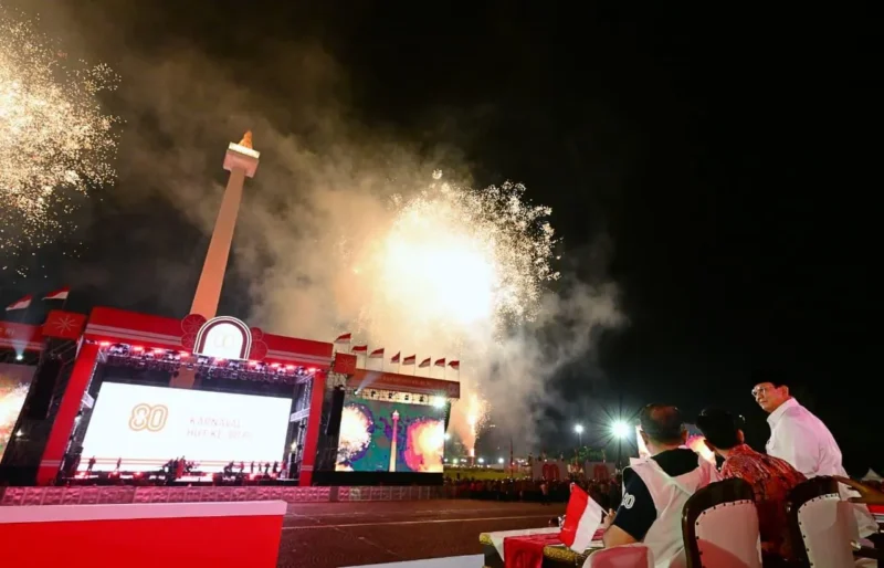Presiden Prabowo Subianto menyaksikan “Karnaval Bersatu” di Monas, Jakarta, Minggu malam (17/8/2025). (Foto: BPMI Setpres)