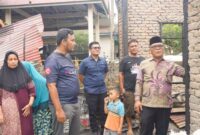 Bupati Pasbar, Yulianto meninjau korban kebakaran di Jorong Pinaga, Nagari Pinaga Aua Kuniang, Kecamatan Pasaman, Minggu (24/8). (Foto: Kominfo Pasbar)