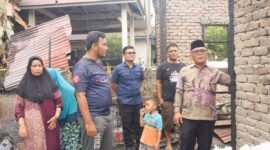 Bupati Pasbar, Yulianto meninjau korban kebakaran di Jorong Pinaga, Nagari Pinaga Aua Kuniang, Kecamatan Pasaman, Minggu (24/8). (Foto: Kominfo Pasbar)