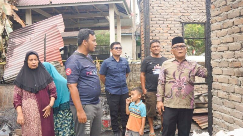 Bupati Pasbar, Yulianto meninjau korban kebakaran di Jorong Pinaga, Nagari Pinaga Aua Kuniang, Kecamatan Pasaman, Minggu (24/8). (Foto: Kominfo Pasbar)