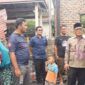 Bupati Pasbar, Yulianto meninjau korban kebakaran di Jorong Pinaga, Nagari Pinaga Aua Kuniang, Kecamatan Pasaman, Minggu (24/8). (Foto: Kominfo Pasbar)