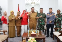 Wali Kota Pariaman, Yota Balad menerima kunjungan Paban Komsos & Bakti Kodaeral II Padang, Letkol Laut (PM) Enriko Sandro, di ruang kerjanya, Selasa (19/8). (Foto: Kominfo Pariaman)