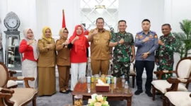 Wali Kota Pariaman, Yota Balad menerima kunjungan Paban Komsos & Bakti Kodaeral II Padang, Letkol Laut (PM) Enriko Sandro, di ruang kerjanya, Selasa (19/8). (Foto: Kominfo Pariaman)