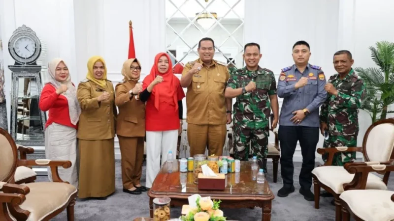 Wali Kota Pariaman, Yota Balad menerima kunjungan Paban Komsos & Bakti Kodaeral II Padang, Letkol Laut (PM) Enriko Sandro, di ruang kerjanya, Selasa (19/8). (Foto: Kominfo Pariaman)