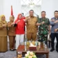 Wali Kota Pariaman, Yota Balad menerima kunjungan Paban Komsos & Bakti Kodaeral II Padang, Letkol Laut (PM) Enriko Sandro, di ruang kerjanya, Selasa (19/8). (Foto: Kominfo Pariaman)