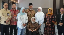 Gubernur Sumbar Mahyeldi bertemu CEO dan Founder PT Paragon Technology and Innovation (Wardah Cosmetics), Nurhayati Subakat, di Jakarta, Selasa (26/8/2025). (Foto: ADPSB)