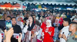 Bupati Dharmasraya, Annisa Suci Ramadhani ikut bernyanyi bersama Fauzana. (Foto: Pemkab Dharmasraya)