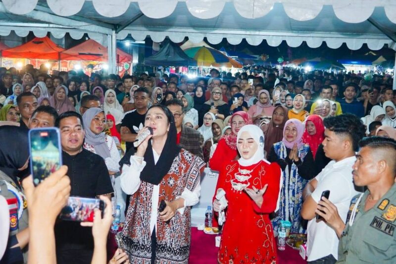 Bupati Dharmasraya, Annisa Suci Ramadhani ikut bernyanyi bersama Fauzana. (Foto: Pemkab Dharmasraya)
