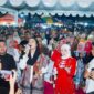 Bupati Dharmasraya, Annisa Suci Ramadhani ikut bernyanyi bersama Fauzana. (Foto: Pemkab Dharmasraya)