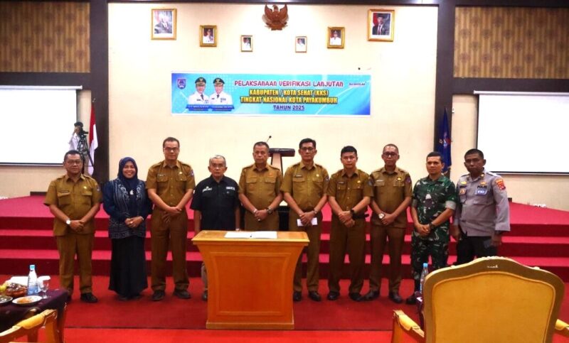 Wakil Wali Kota Payakumbuh Elzadaswarman dan jajaran saat verifikasi lanjutan di Aula Ngalau Indah lantai 3 kantor Wali Kota Payakumbuh, Senin (25/8/2025). (Foto: Pemko Payakumbuh)