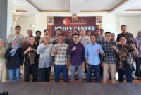 Ketua Bawaslu Pessel, Afriki Musmaidi foto bersama dengan Tim Bawaslu Sumbar, Jumat (22/8). (Foto: Dok Bawaslu)