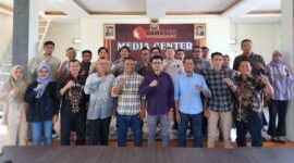 Ketua Bawaslu Pessel, Afriki Musmaidi foto bersama dengan Tim Bawaslu Sumbar, Jumat (22/8). (Foto: Dok Bawaslu)