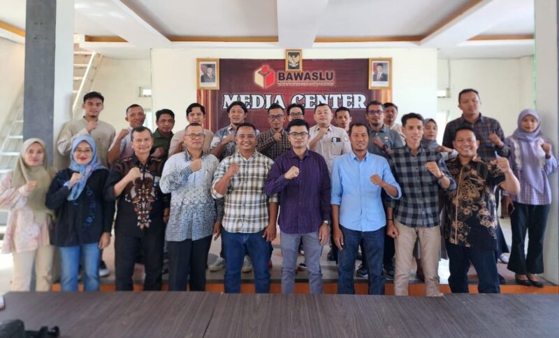 Ketua Bawaslu Pessel, Afriki Musmaidi foto bersama dengan Tim Bawaslu Sumbar, Jumat (22/8). (Foto: Dok Bawaslu)