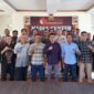 Ketua Bawaslu Pessel, Afriki Musmaidi foto bersama dengan Tim Bawaslu Sumbar, Jumat (22/8). (Foto: Dok Bawaslu)