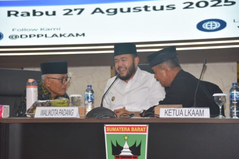 Wali Kota Padang Fadly Amran menghadiri pengukuhan pengurus DPP LAKAM periode 2025–2030 di Kantor Gubernur Sumbar, Rabu (27/8/2025). (Foto: Prokopim Padang)