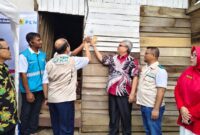 Ketua DPRD Sumbar, Muhidi didampingi GM PLN UID Sumbar, Ajrun Karim melakukan penyalaan listrik rumah warga di Kelurahan Ulak Karang Utara, Kota Padang, kemarin.