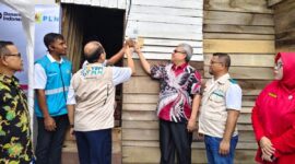 Ketua DPRD Sumbar, Muhidi didampingi GM PLN UID Sumbar, Ajrun Karim melakukan penyalaan listrik rumah warga di Kelurahan Ulak Karang Utara, Kota Padang, kemarin.