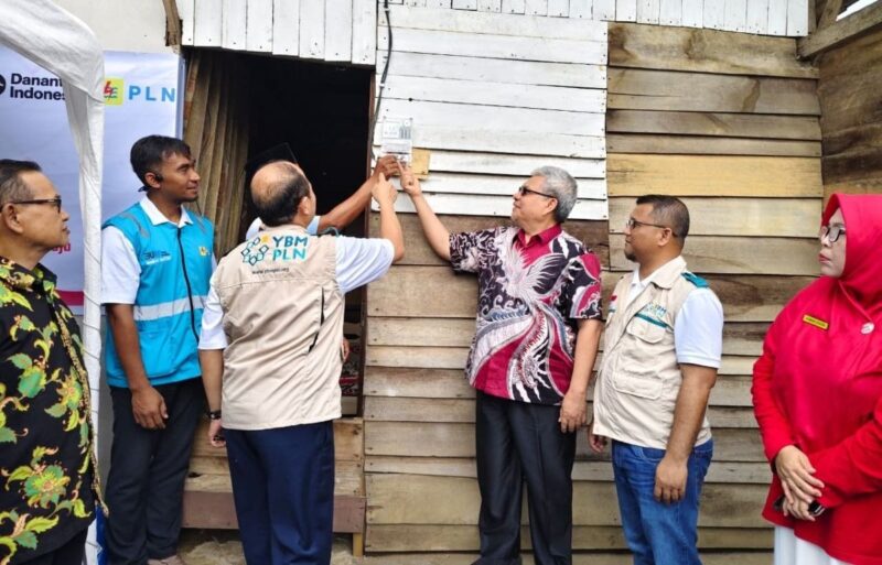 Ketua DPRD Sumbar, Muhidi didampingi GM PLN UID Sumbar, Ajrun Karim melakukan penyalaan listrik rumah warga di Kelurahan Ulak Karang Utara, Kota Padang, kemarin.