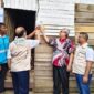 Ketua DPRD Sumbar, Muhidi didampingi GM PLN UID Sumbar, Ajrun Karim melakukan penyalaan listrik rumah warga di Kelurahan Ulak Karang Utara, Kota Padang, kemarin.