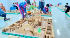 Anak PAUD mengikuti Lomba Menyusun Balok Kayu 100 Pcs di Aula Disdikbud Kota Padang Panjang, Kamis (14/8/2025). (Foto: Kominfo Padang Panjang)