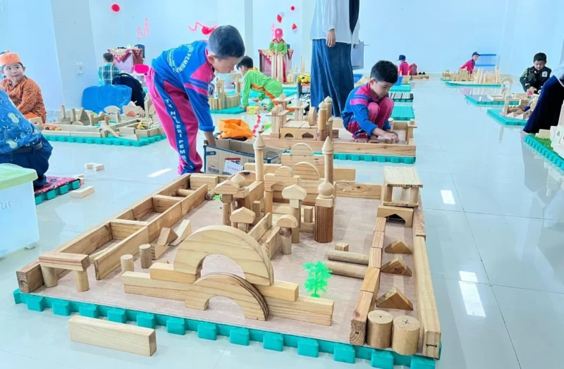 Anak PAUD mengikuti Lomba Menyusun Balok Kayu 100 Pcs di Aula Disdikbud Kota Padang Panjang, Kamis (14/8/2025). (Foto: Kominfo Padang Panjang)