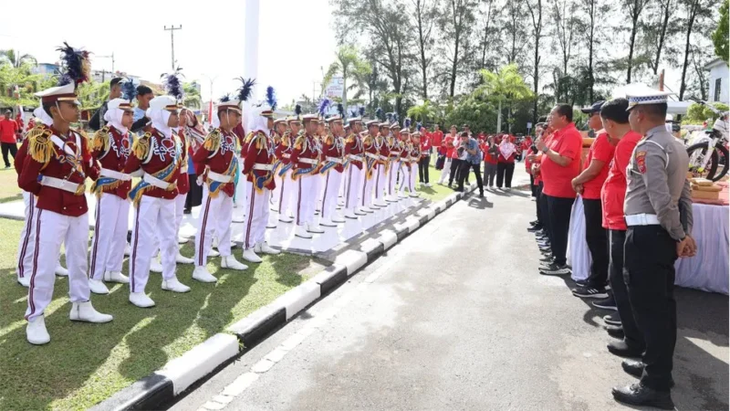 Wali Kota Pariaman, Yota Balad melepas 36 Pocil Polres Pariaman untuk mengikuti lomba Pocil tingkat Sumbar di halaman Balai Kota Pariaman, Jumat (29/8/2025). (Foto: Kominfo Pariaman)