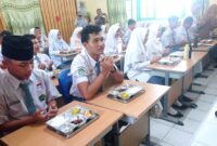 Siswa MAN 1 Padang berdoa bersama sebelum menyantap makanan bergizi gratis, Senin (25/8/2025). (Foto: Diskominfo Padang)