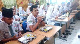 Siswa MAN 1 Padang berdoa bersama sebelum menyantap makanan bergizi gratis, Senin (25/8/2025). (Foto: Diskominfo Padang)