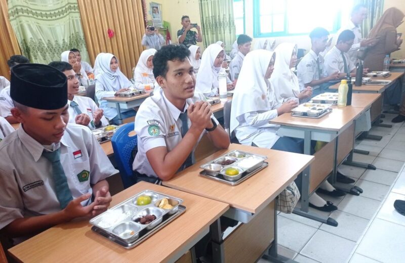 Siswa MAN 1 Padang berdoa bersama sebelum menyantap makanan bergizi gratis, Senin (25/8/2025). (Foto: Diskominfo Padang)