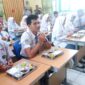 Siswa MAN 1 Padang berdoa bersama sebelum menyantap makanan bergizi gratis, Senin (25/8/2025). (Foto: Diskominfo Padang)