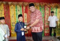 Wali Kota Pariaman Yota Balad menyerahkan piala kepada juara MTQ, Minggu (24/8/2025). (Foto: Kominfo Pariaman) 