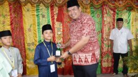 Wali Kota Pariaman Yota Balad menyerahkan piala kepada juara MTQ, Minggu (24/8/2025). (Foto: Kominfo Pariaman) 