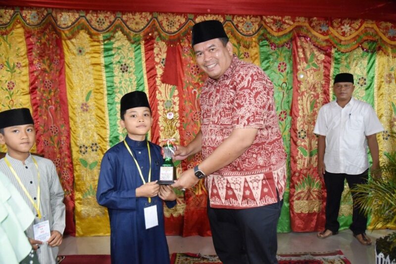 Wali Kota Pariaman Yota Balad menyerahkan piala kepada juara MTQ, Minggu (24/8/2025). (Foto: Kominfo Pariaman) 