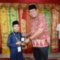 Wali Kota Pariaman Yota Balad menyerahkan piala kepada juara MTQ, Minggu (24/8/2025). (Foto: Kominfo Pariaman) 