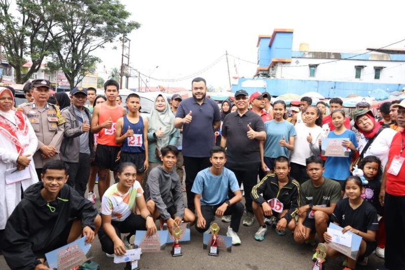 Wali Kota Padang Fadly Amran menghadiri Maraton 10K di Pasar Bandar Buek, Kecamatan Lubuk Kilangan, Minggu (24/8/2025). (Foto: Prokopim Padang)