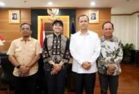 Bupati Dharmasraya Annisa Suci Ramadhani bertemu Menteri Transmigrasi Muhammad Iftitah Sulaiman Suryanagara di Jakarta, Selasa (26/8). (Foto: Pemkab Dharmasraya)