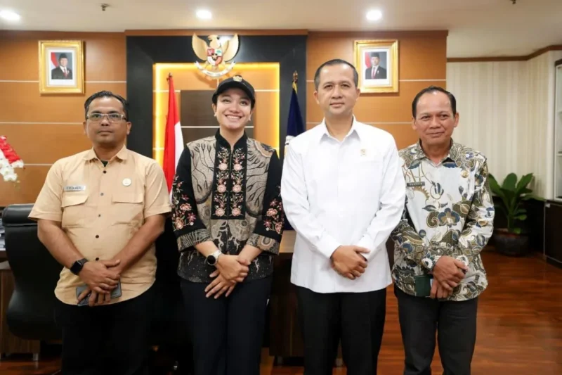 Bupati Dharmasraya Annisa Suci Ramadhani bertemu Menteri Transmigrasi Muhammad Iftitah Sulaiman Suryanagara di Jakarta, Selasa (26/8). (Foto: Pemkab Dharmasraya)