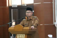 Wakil Wali Kota Bukittinggi Ibnu Asis memberikan sambutan pada Konsultasi Publik I KLHS RTRW Kota Bukittinggi Tahun 2025–2045 di Balai Kota Bukittinggi, Selasa (12/8/2025). (Foto: Pemko Bukittinggi)