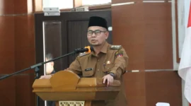 Wakil Wali Kota Bukittinggi Ibnu Asis memberikan sambutan pada Konsultasi Publik I KLHS RTRW Kota Bukittinggi Tahun 2025–2045 di Balai Kota Bukittinggi, Selasa (12/8/2025). (Foto: Pemko Bukittinggi)