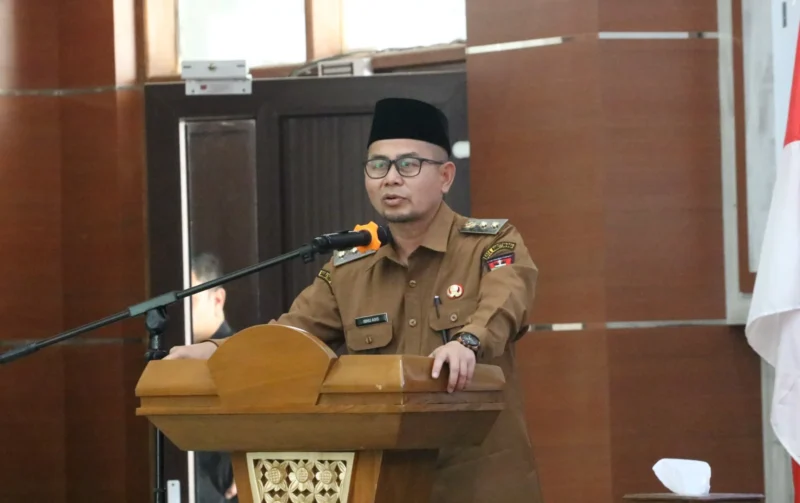 Wakil Wali Kota Bukittinggi Ibnu Asis memberikan sambutan pada Konsultasi Publik I KLHS RTRW Kota Bukittinggi Tahun 2025–2045 di Balai Kota Bukittinggi, Selasa (12/8/2025). (Foto: Pemko Bukittinggi)