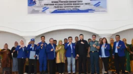 Wali Kota Padang Fadly Amran foto bersama pengurus HNSI Sumbar Periode 2025-2030 di Palanta Rumah Dinas Wali Kota, Kamis (28/8/2025). (Foto: Prokopim Padang)