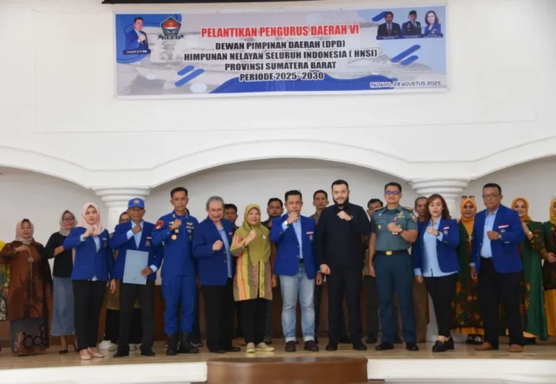 Wali Kota Padang Fadly Amran foto bersama pengurus HNSI Sumbar Periode 2025-2030 di Palanta Rumah Dinas Wali Kota, Kamis (28/8/2025). (Foto: Prokopim Padang)